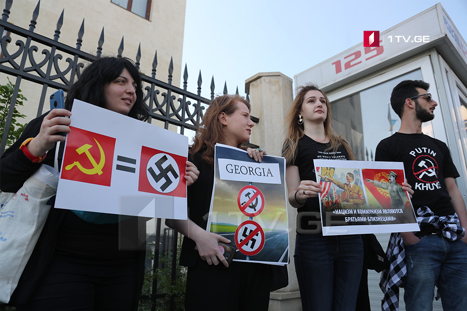 Активисты протестуют против акции "Бессмертный полк"