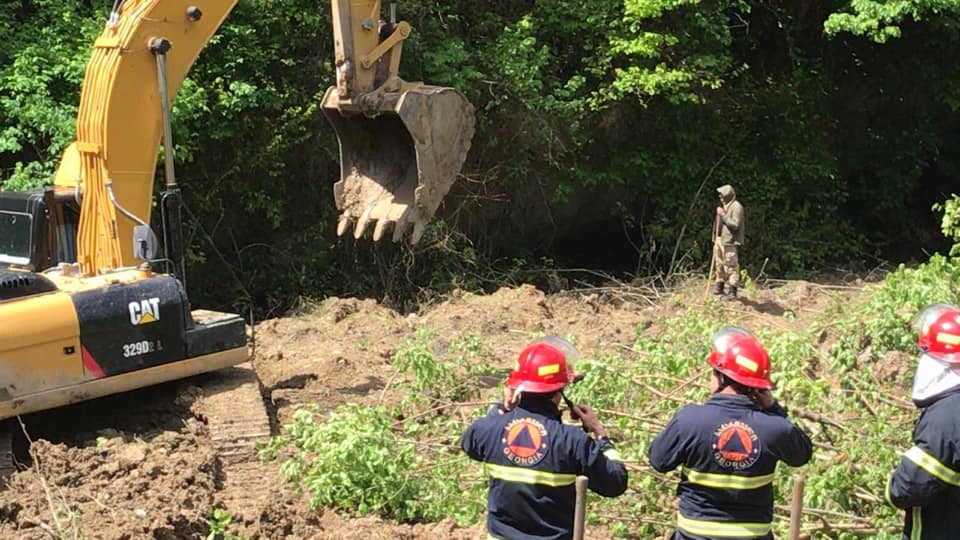 В ущелье реки Некреси расчищено русло реки, перекрытое в результате обвала земли со склона горы