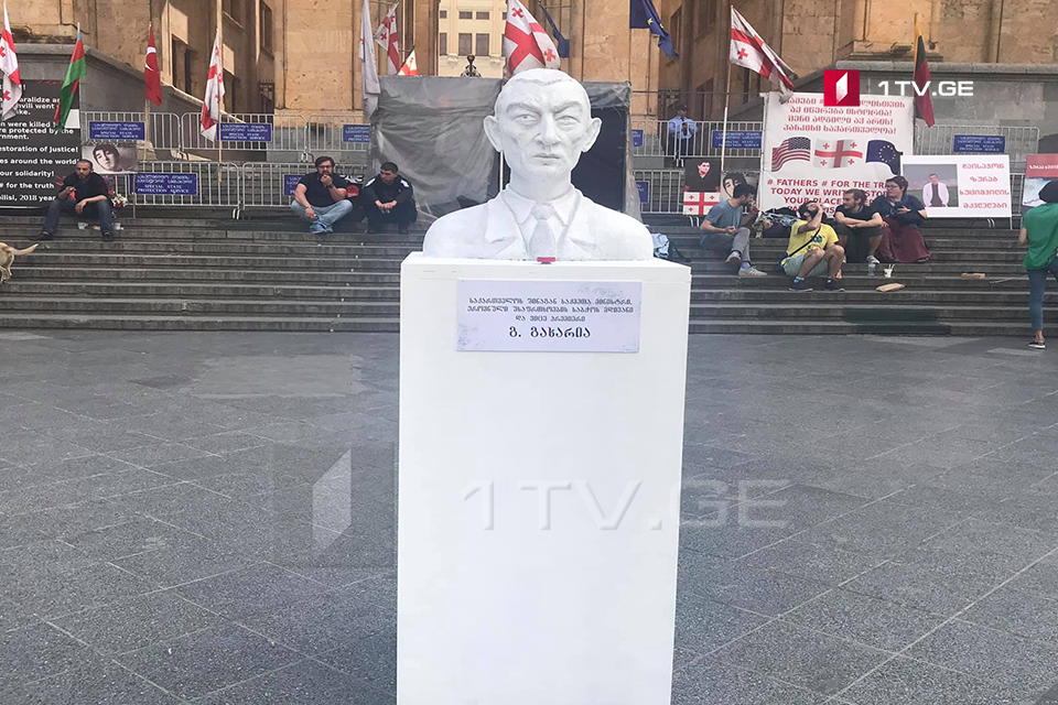 Активисты установили бюст Георгия Гахария перед парламентом