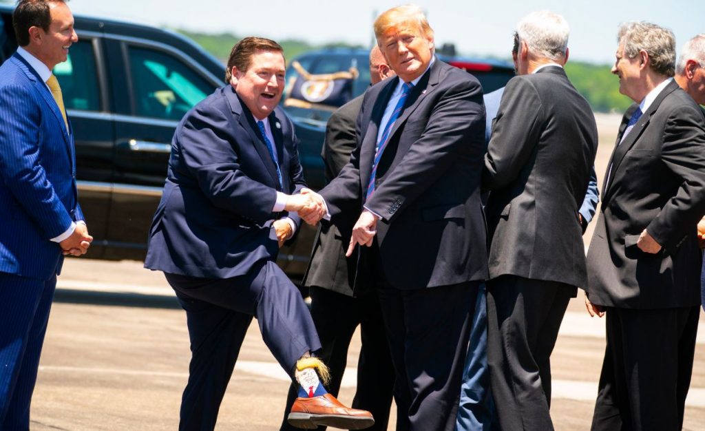 Вице-губернатор Луизианы показал Дональду Трампу его изображение на носках