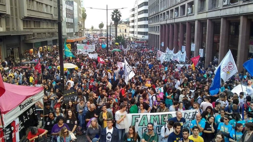 Braziliya prezidenti təhsil sahəsinin maliyyələşdirilməsinin məhdudlaşdırılmasına qarşı çıxan demonstrantları "lazımlı idiotlar" və "imbesillər" adlandırdı