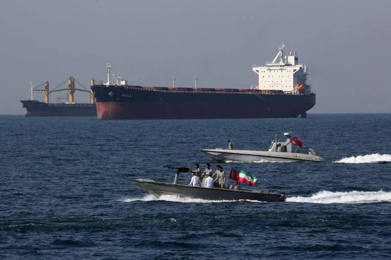 «Нью-Йорк Таймс» - Обострение ситуации в Персидском заливе вызвано фотографиями иранских катеров, добытыми разведкой