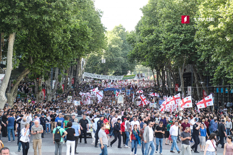 В Тбилиси проходит шествие в связи с Днем святости семьи (фото)