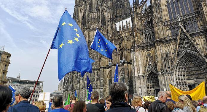 В Германии проходят многотысячные акции против национализма