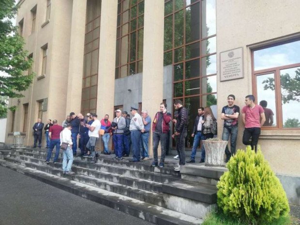 Նիկոլ Փաշինյանի կողմնակիցները Երևանում և այլ քաղաքներում արգելափակել են դատարանների շենքի մուտքերը