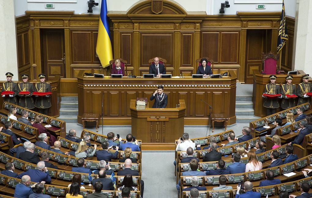 Владимир Зеленский распустил украинский парламент