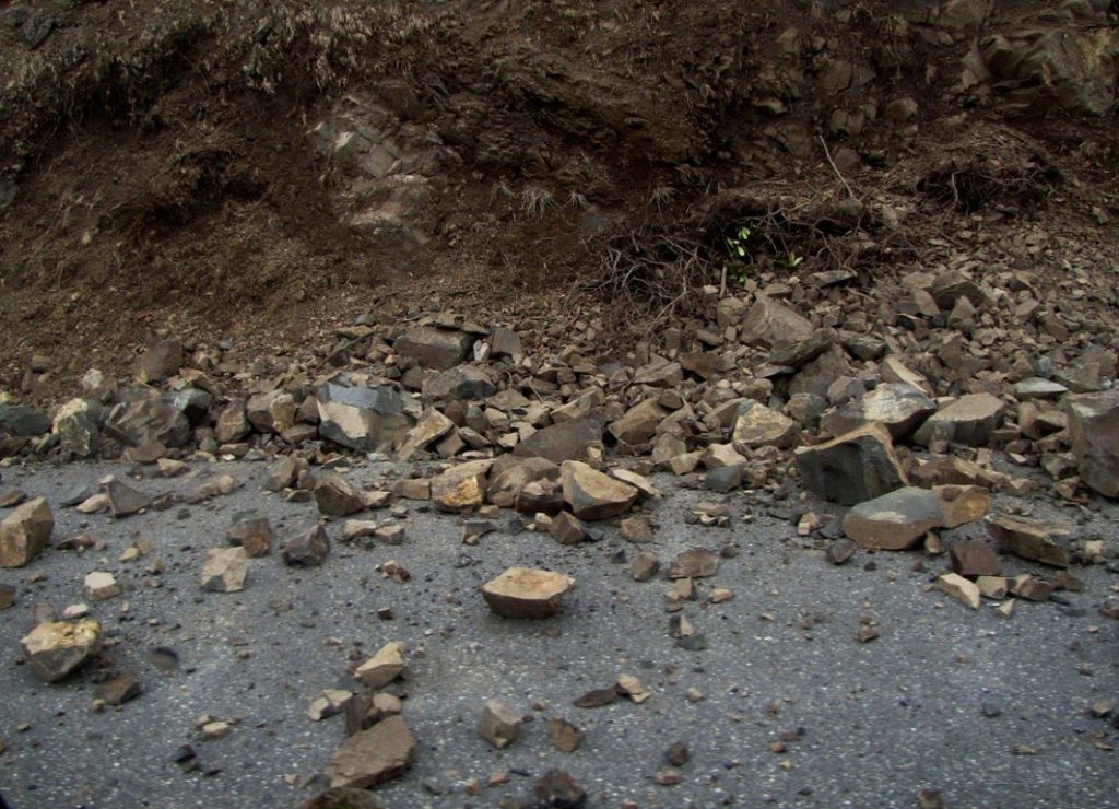 На магистрали Тбилиси-Сенаки-Леселидзе затруднено автомобильное движение из-за камнепада