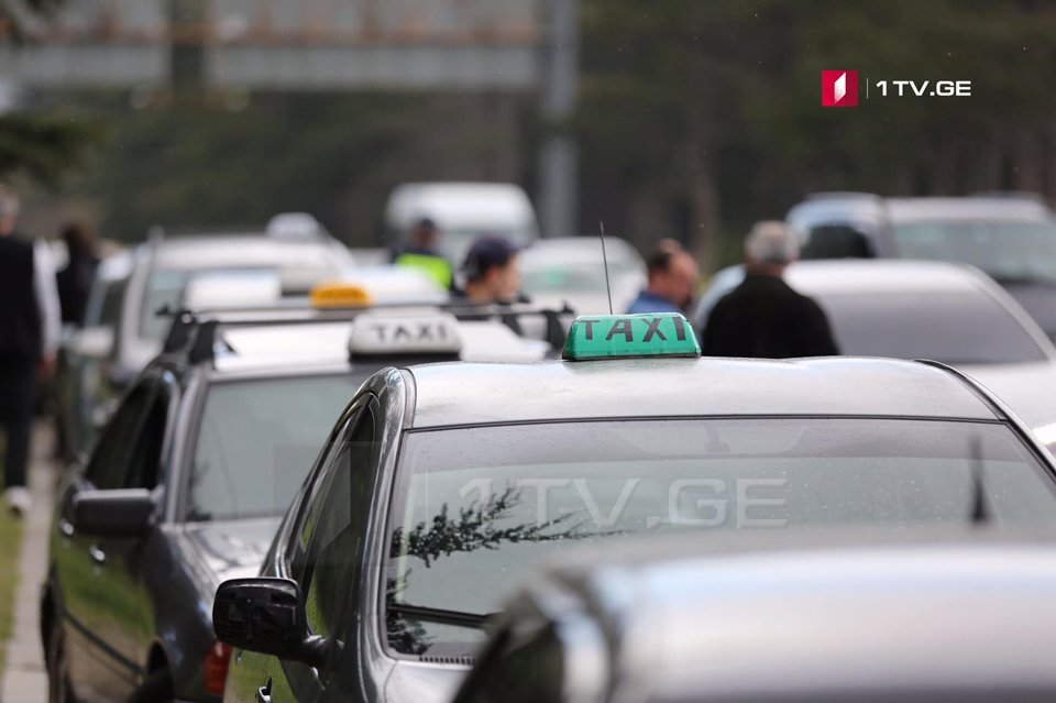 Организационная группа водителей такси требует пересмотра начатых регуляций