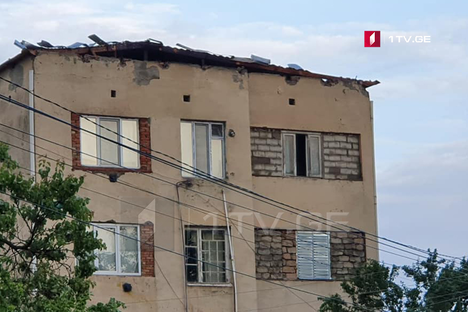 В Качрети сильный ветер сорвал жестяную крышу с пятиэтажного корпуса