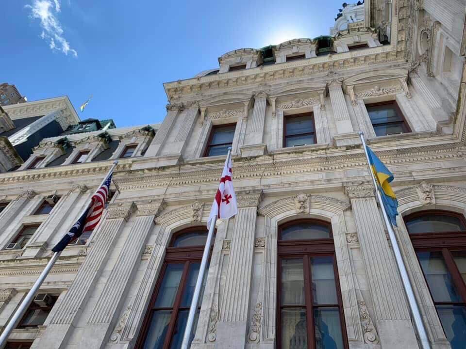 В связи с Днем независимости Грузии в Филадельфии перед зданием мэрии подняли грузинский флаг