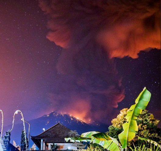 Flights delayed up to 16 hours in Bali after Mount Agung volcano eruption