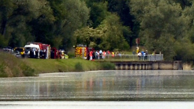 На границе Германии и Франции на реке Рейн перевернулась лодка, три человека погибли