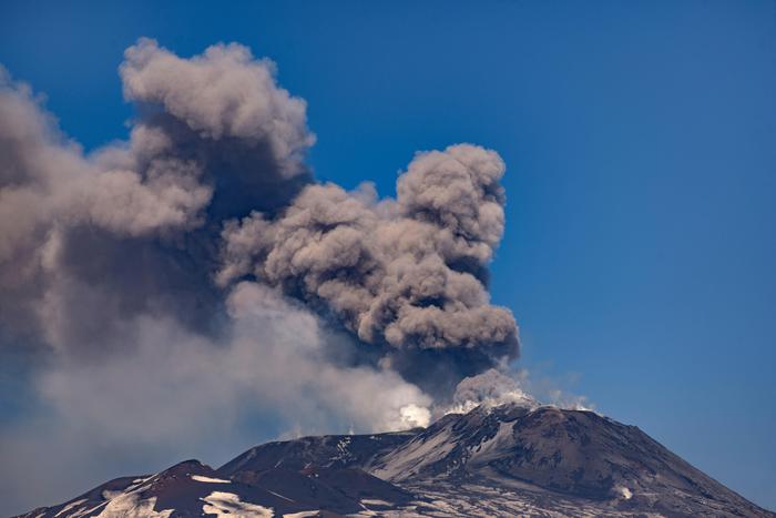 На итальянском острове Сицилия активизировался вулкан Этна