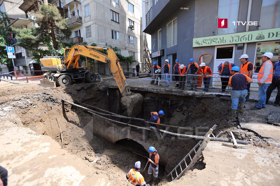 Какова ситуация на площади Жвания, где был прорван центральный водопровод (фото)