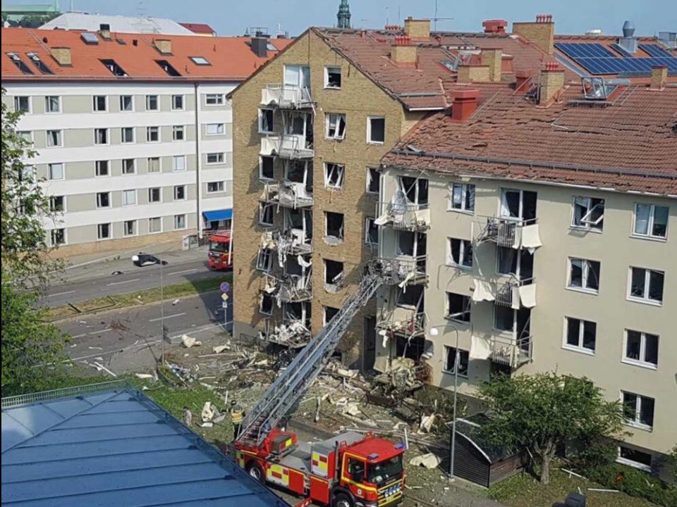 В многоэтажном доме в Швеции прогремел мощный взрыв, есть пострадавшие