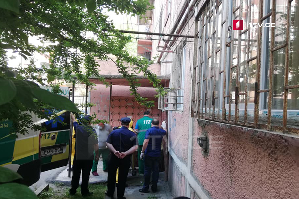 Женщина, обнаруженная в одной из квартир на улице Самтредиа в Тбилиси, предположительно умерла два дня тому назад