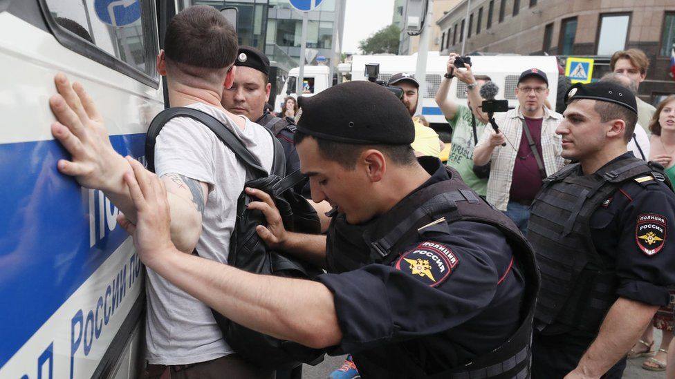 Полиция задержала более 400 человек во время акции протеста в Москве
