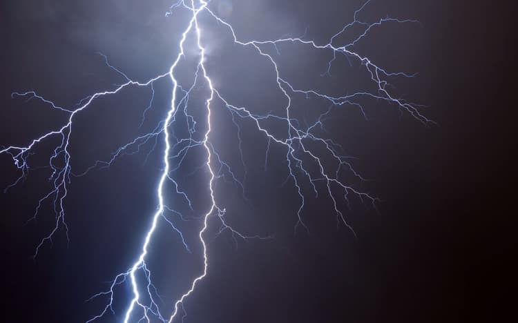 В оккупированном Гальском районе молния ударила в линии электропередач