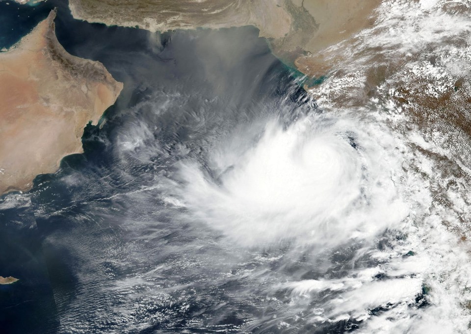 На западные регионы Индии надвигается тропический шторм "Вайю"