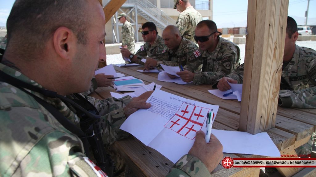 На военную базу Баграм доставили письма от младшеклассников