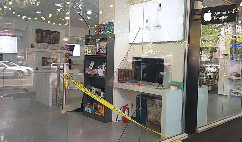 В филиале "Айплюс" на улице Пекина заявляют, что из магазина украли 30 мобильных телефонов на общую сумму 40 000 лари