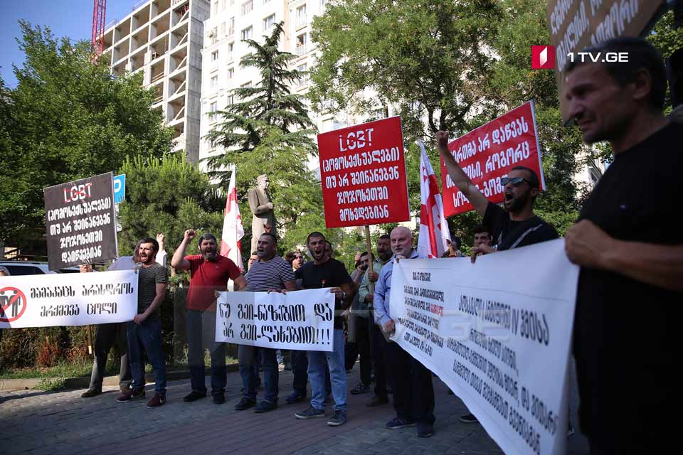 Противники проводят предупредительный митинг возле офиса организаторов «Прайд Тбилиси» (фото)