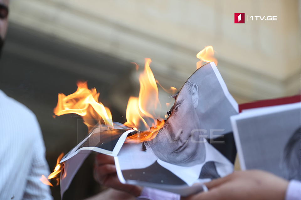 У здания парламента сожгли фотографии Владимира Путина [фото]