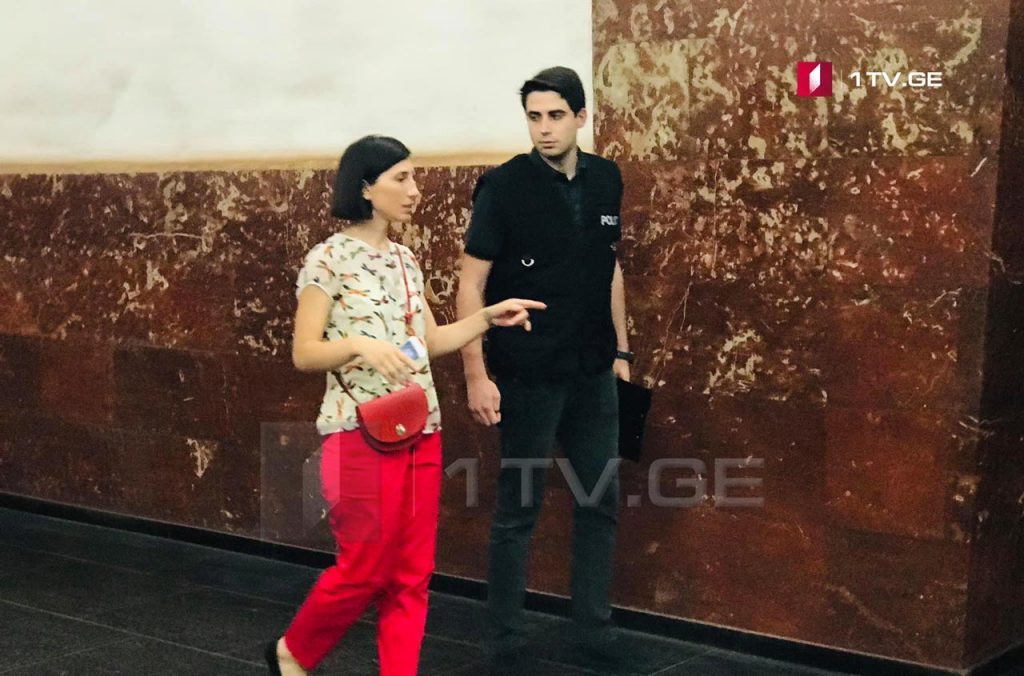 Gürcüstanın Birinci Kanalının jurnalisti, Teona Manaqadze "Rustaveli" metrosunda, insident yerində istintaq tədbirlərində iştirak etdi
