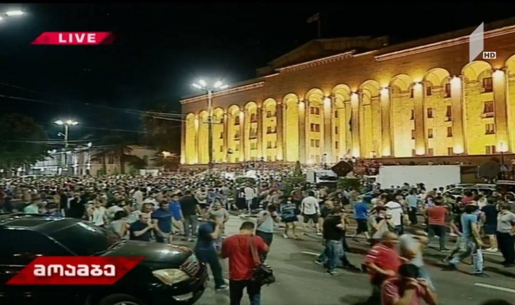 Возле здания парламента начали разгонять акцию