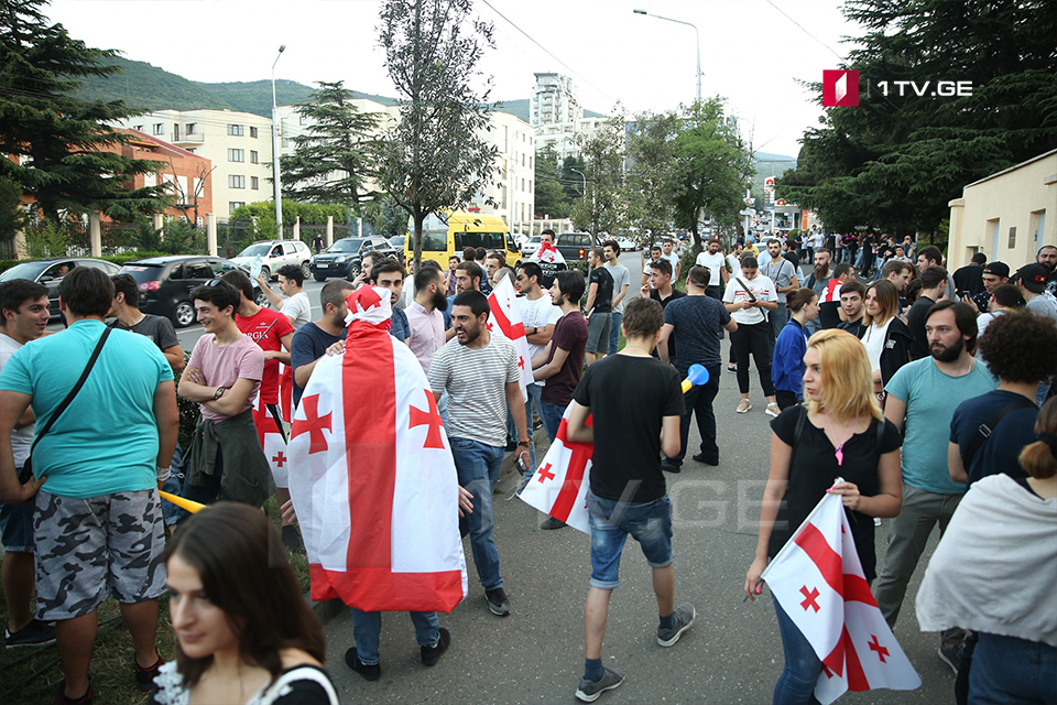 Студенты проводят акцию протеста перед бывшим посольством России