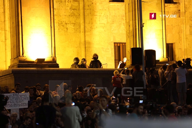 На акции перед парламентом на проспекте Руставели появились спецназовцы, которых демонстранты встретили свистом
