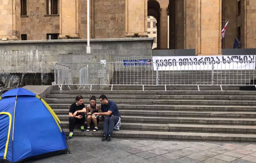 Three citizens continue hunger strike in front of the parliament building