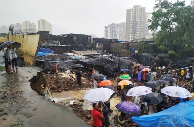 13 человек погибли в результате обрушения стены в Мумбаи