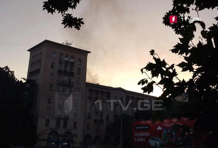 На улице Долидзе в Тбилиси горит автомобиль