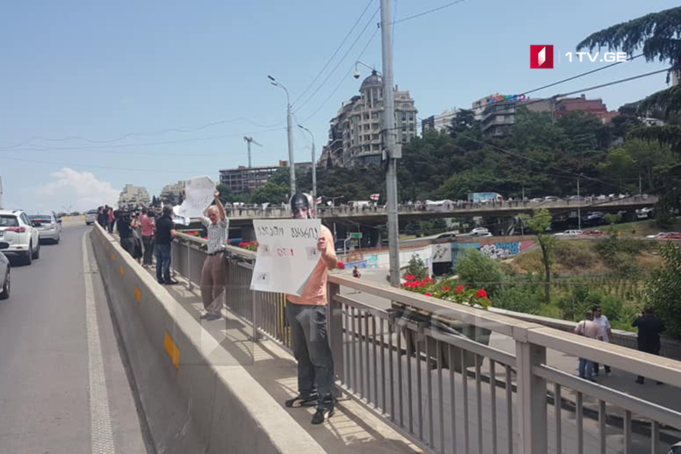 "Национальное движение" провело в Тбилиси акцию-перформанс с требованием об отставке Георгия Гахария