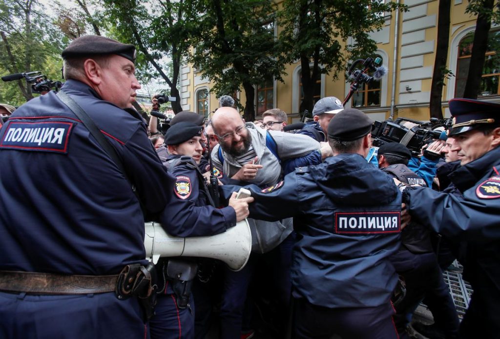 В Москве полиция разогнала акцию протеста с применением силы
