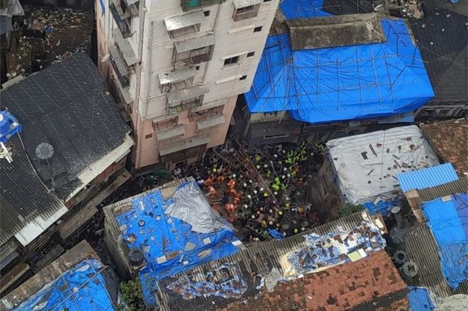Два человека погибли при обрушении здания в Мумбаи, более 30 находятся под завалами