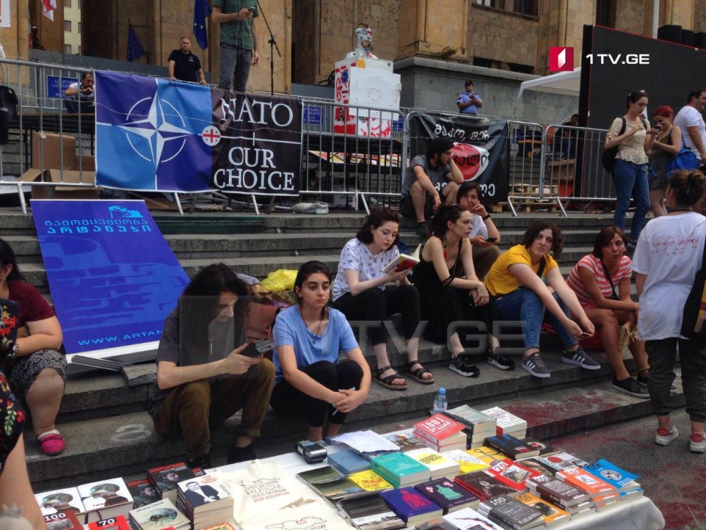 На акции напротив парламента проходит выставка книг
