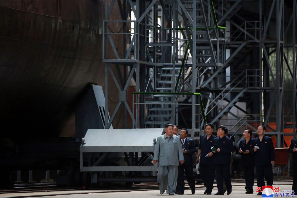 Ким Чен Ын осмотрел новую подводную лодку ВМС Северной Кореи
