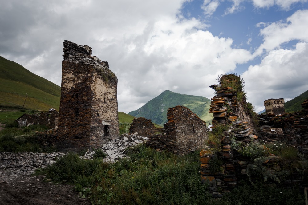 В селе Меркмели общины Ушгули обрушилась башня (фото)