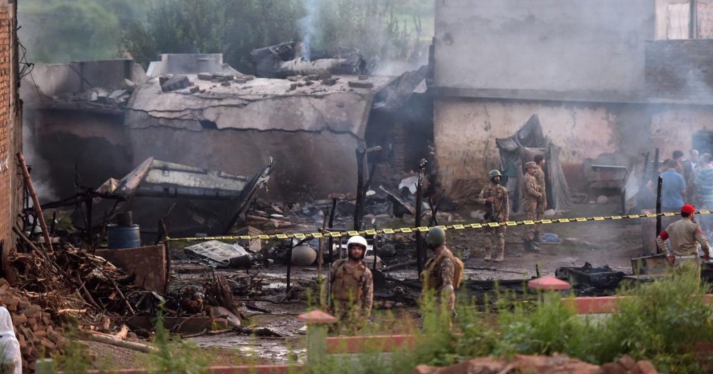 В Пакистане военный самолет потерпел катастрофу