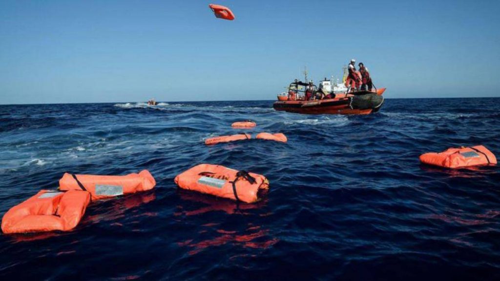 Тела 20 человек вынесло на побережье Ливии