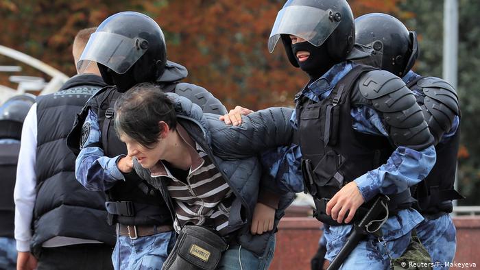 Russian police detain nearly 100 opposition protesters in Moscow