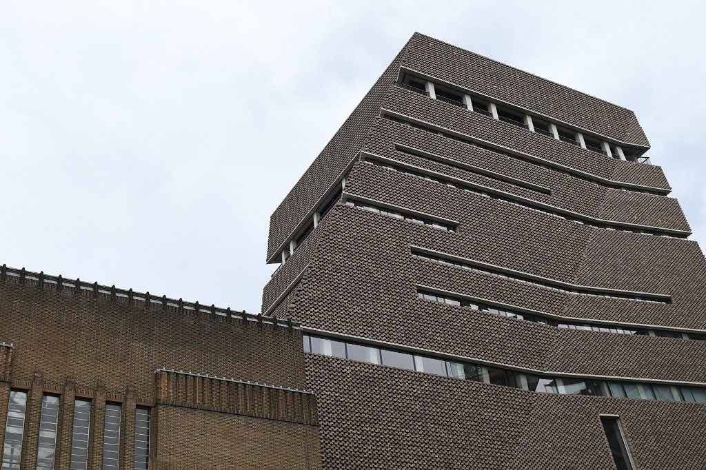 17-летний подросток выбросил шестилетнего ребенка с балкона 10-го этажа Лондонского музея