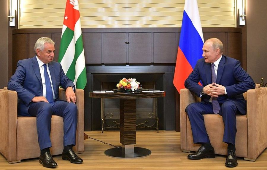 Владимир Путин провел встречу с Раулем Хаджимба в Сочи