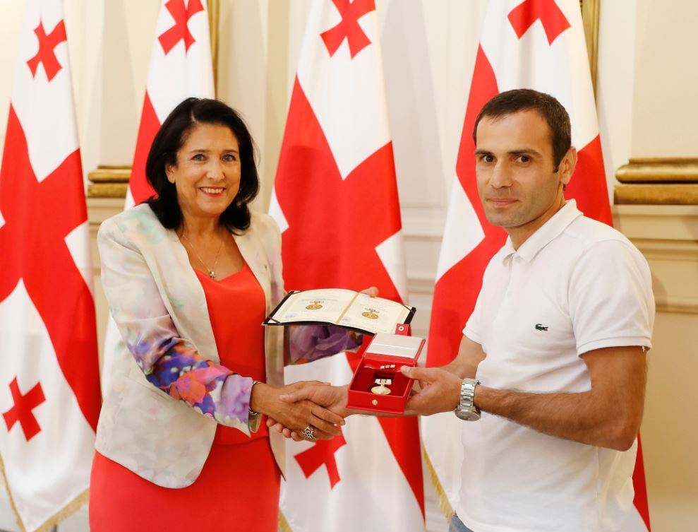 Саломе Зурабишвили встретилась с ветеранами войны и вручила им государственные награды