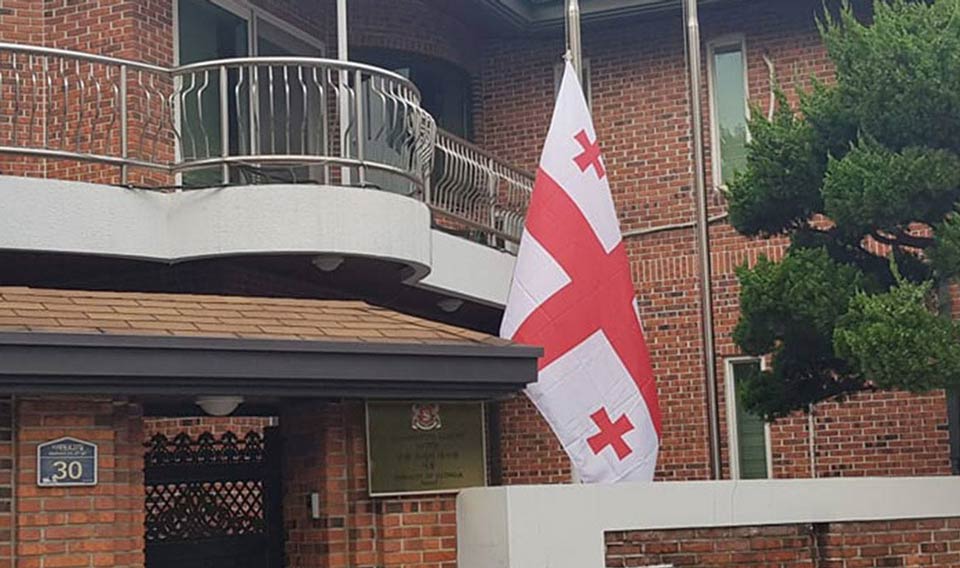 7-8 августа в дипломатических представительствах Грузии за рубежом приспущены государственные флаги