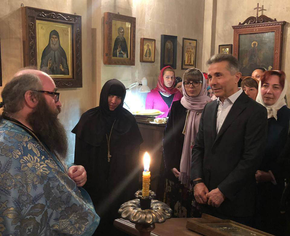 Бидзина Иванишвили вместе с супругой присутствовал на литургии в храме Святого Пантелеймона в Абастумани