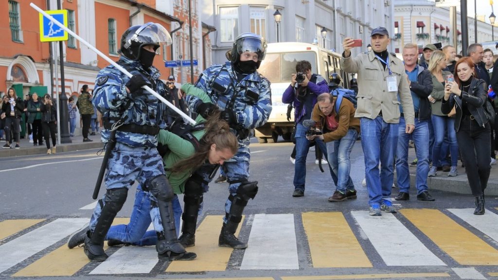 Более 220 человек задержано на масштабной акции протеста в Москве