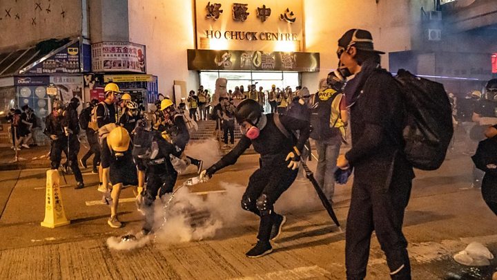 В Гонконге между демонстрантами и полицией произошло столкновение